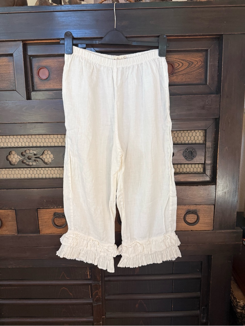 Ruffled Hem White Linen-Look Cropped Pants by Bodil